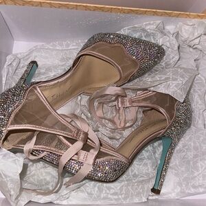 Cute pump heels, wore once but they are too small for me